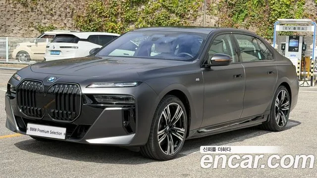 BMW i7