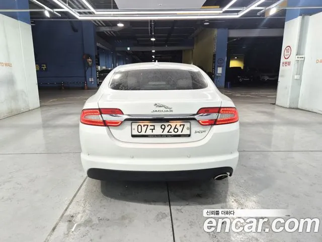 Jaguar XF — интерьер