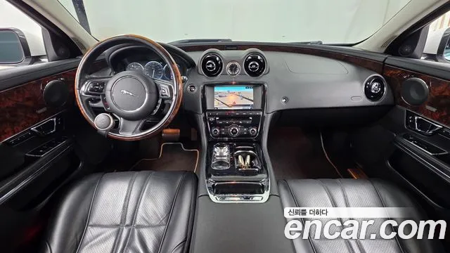 Jaguar XJ — интерьер