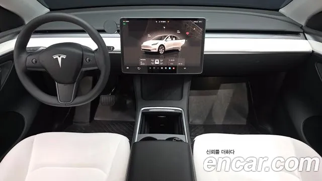 Tesla Model Y — интерьер