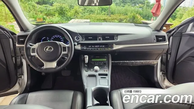 Lexus CT200h — интерьер
