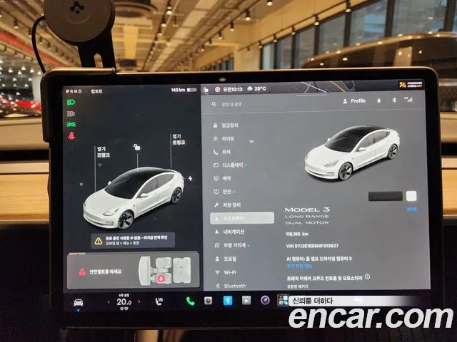 Tesla Model 3 — интерьер