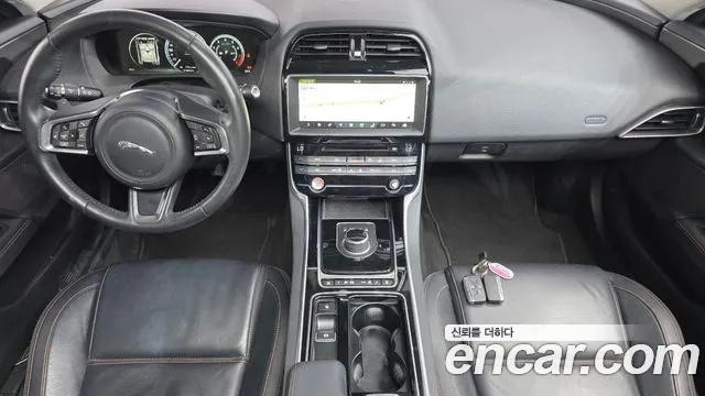 Jaguar XE — интерьер