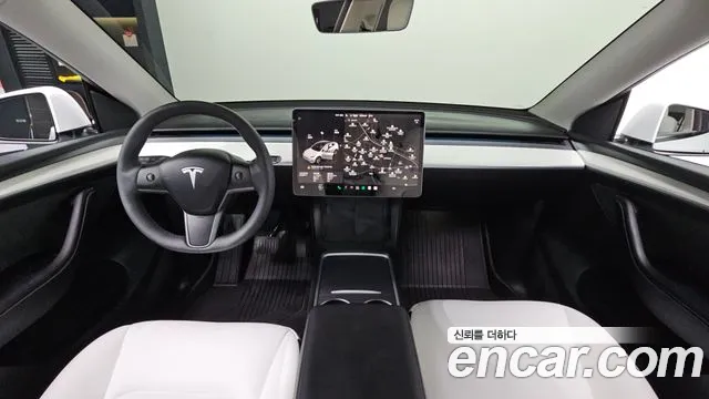 Tesla Model Y — интерьер