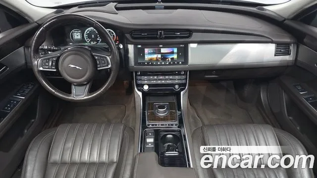 Jaguar XF — интерьер