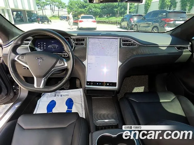 Tesla Model S — интерьер