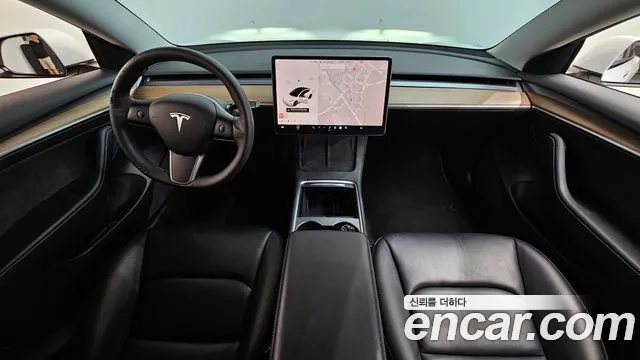 Tesla Model 3 — интерьер
