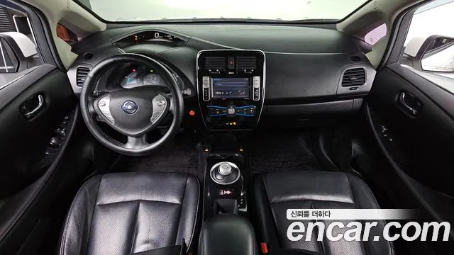 Nissan Leaf — интерьер