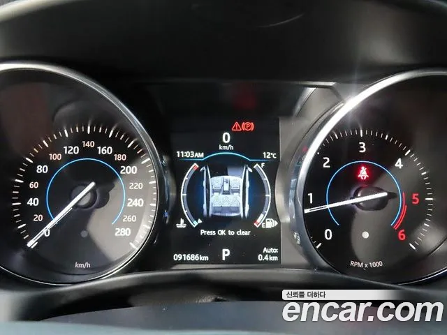 Jaguar XE — интерьер