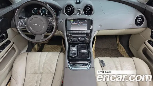 Jaguar XJ — интерьер