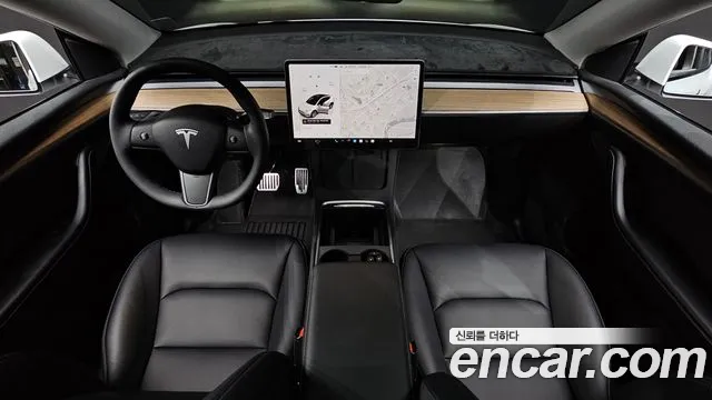 Tesla Model Y — интерьер
