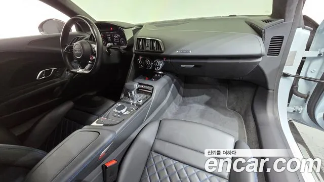 Audi R8 — интерьер