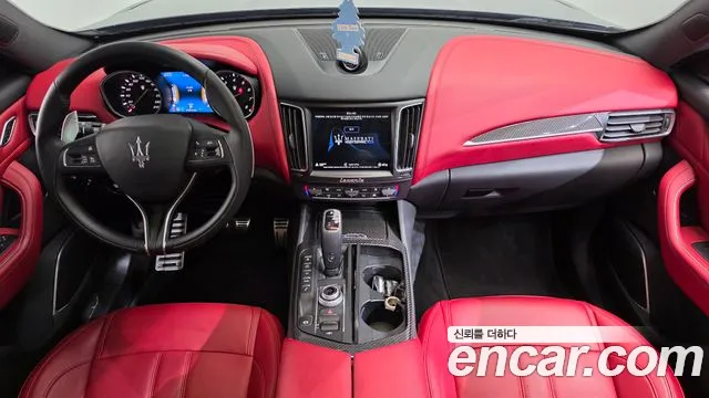 Maserati Levante — интерьер
