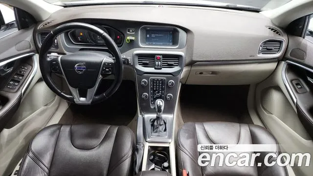 Volvo V40 — интерьер