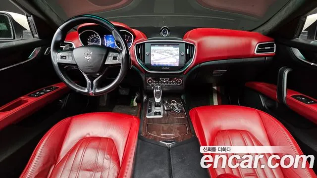 Maserati Ghibli — интерьер