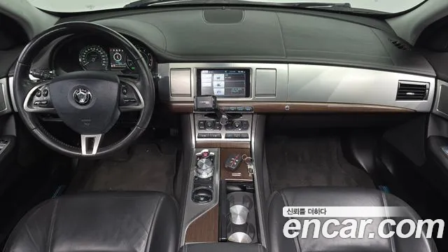 Jaguar XF — интерьер