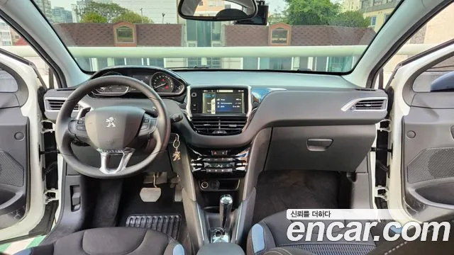 Peugeot 208 — интерьер