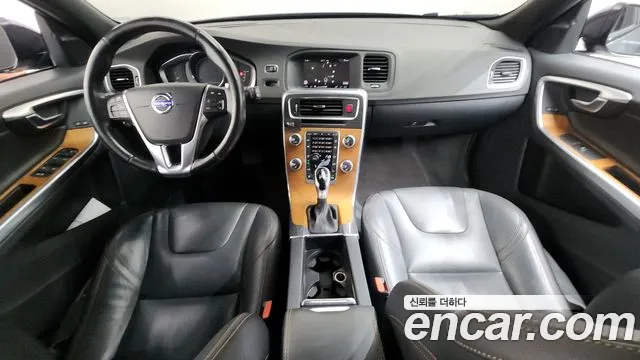 Volvo V60 — интерьер