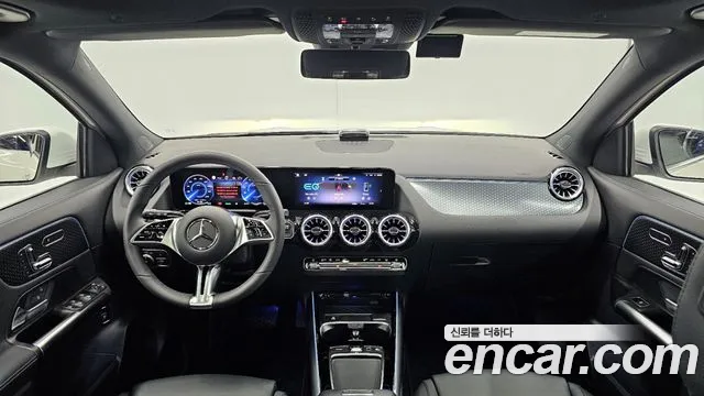 Mercedes-Benz EQA — интерьер