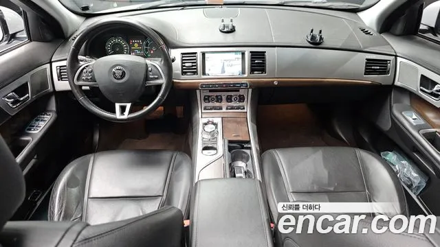 Jaguar XF — интерьер