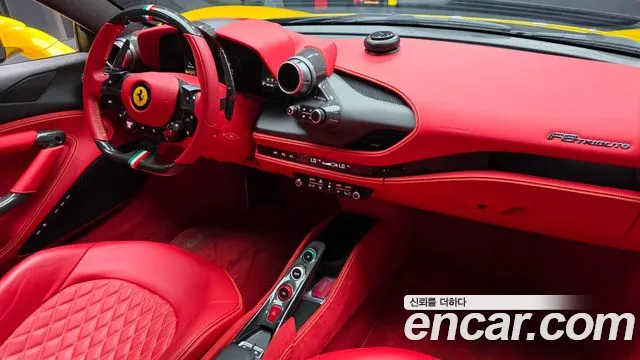 Ferrari F8 — интерьер