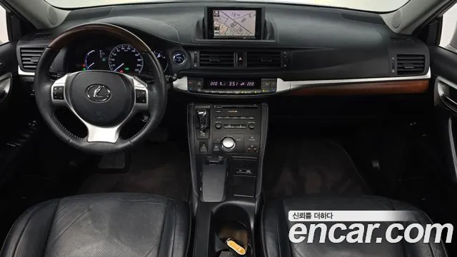 Lexus CT200h — интерьер