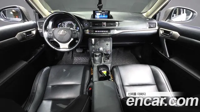 Lexus CT200h — интерьер
