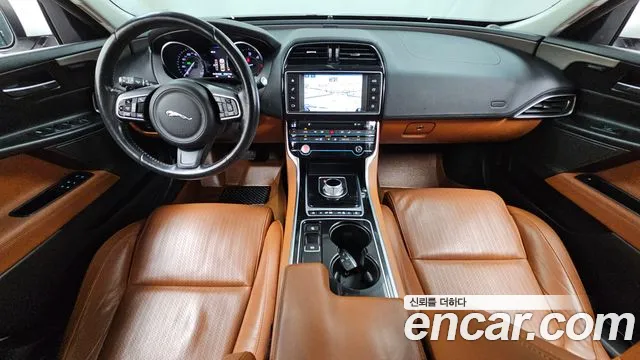 Jaguar XE — интерьер