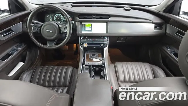 Jaguar XF — интерьер