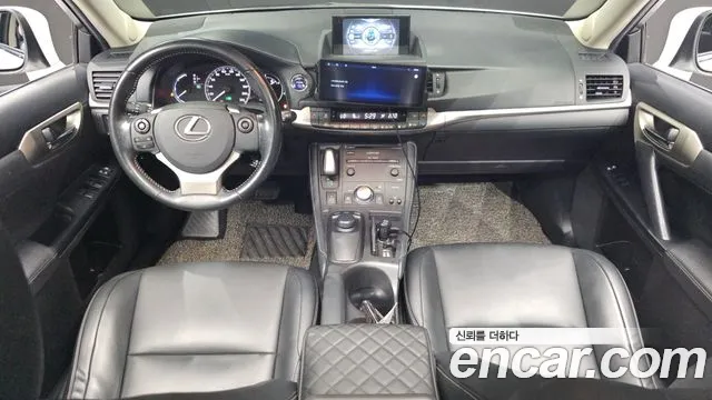 Lexus CT200h — интерьер