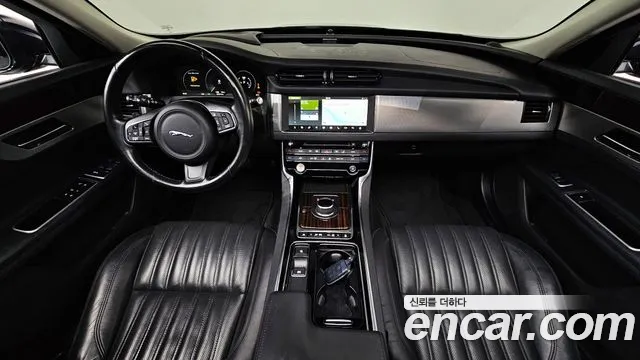 Jaguar XF — интерьер