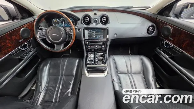Jaguar XJ — интерьер