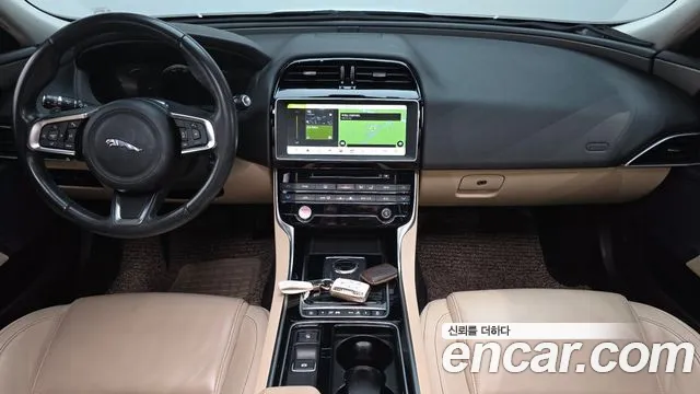 Jaguar XE — интерьер