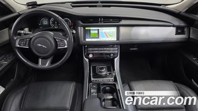 Jaguar XF — интерьер