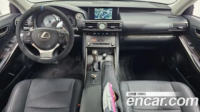 Lexus IS — интерьер