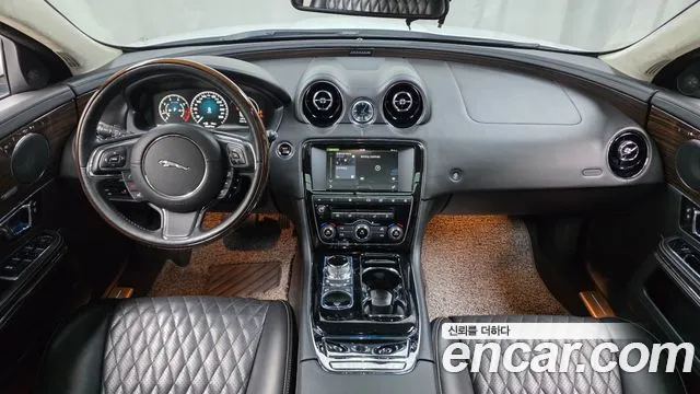 Jaguar XJ — интерьер