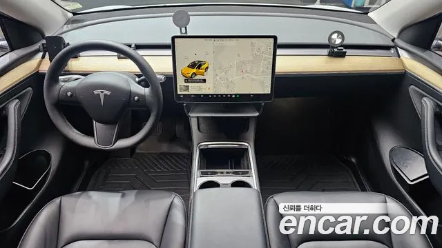 Tesla Model Y — интерьер