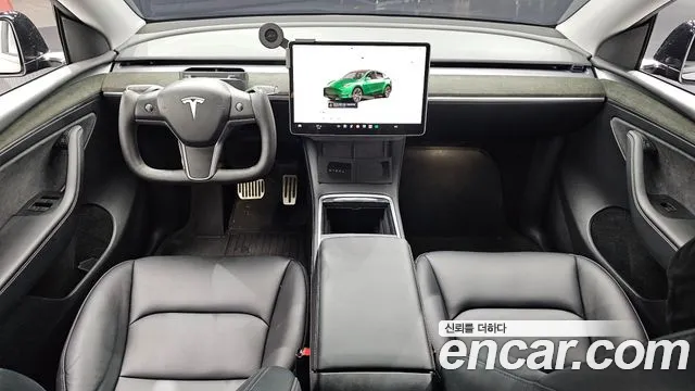 Tesla Model Y — интерьер
