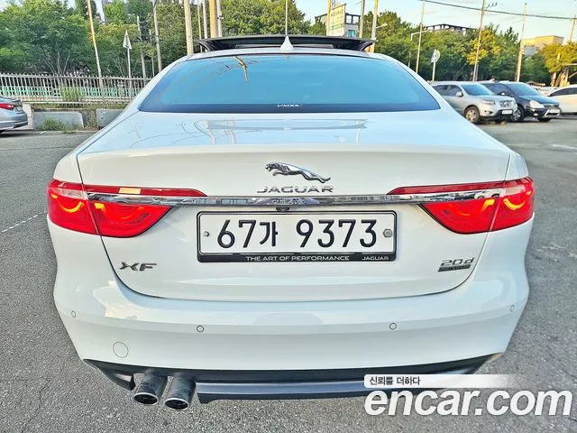 Jaguar XF — интерьер