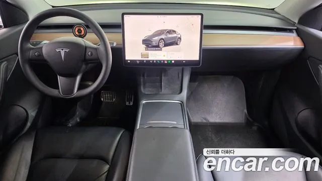 Tesla Model Y — интерьер