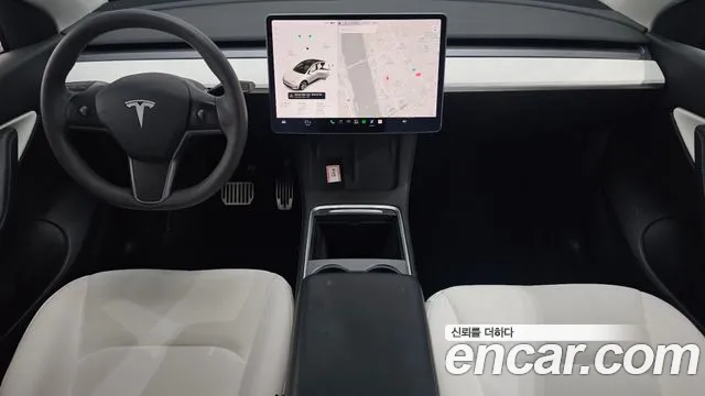 Tesla Model Y — интерьер