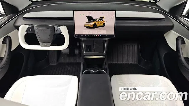Tesla Model Y — интерьер