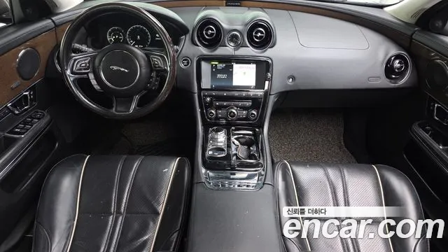 Jaguar XJ — интерьер