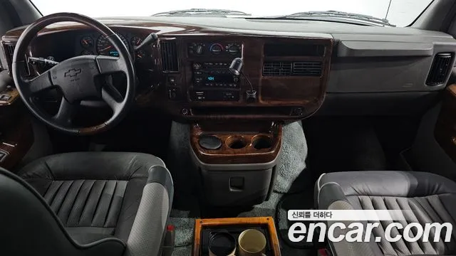 Chevrolet Express Van — интерьер