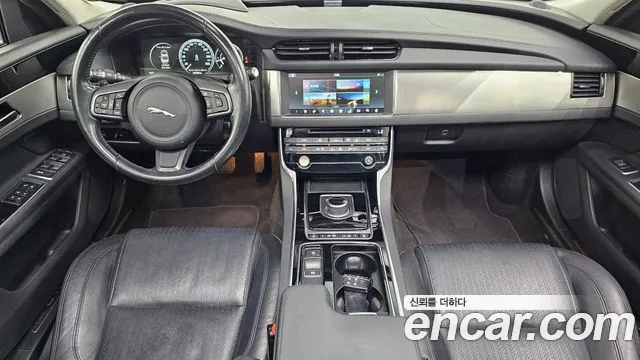 Jaguar XF — интерьер