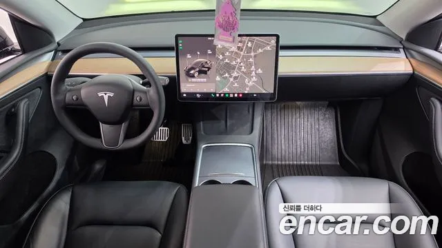 Tesla Model Y — интерьер