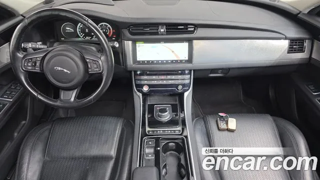 Jaguar XF — интерьер