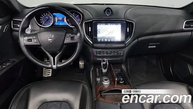 Maserati Ghibli — интерьер