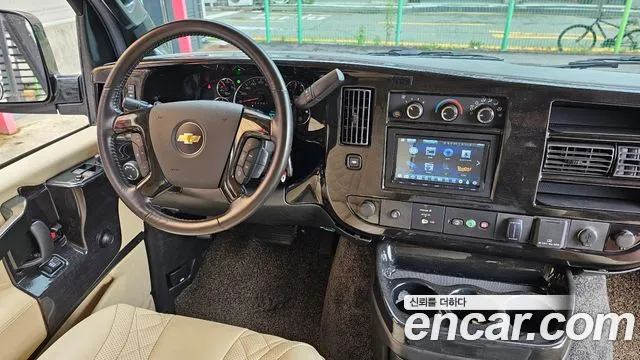 Chevrolet Express Van — интерьер