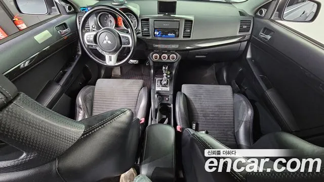 Mitsubishi Lancer Evolution — интерьер